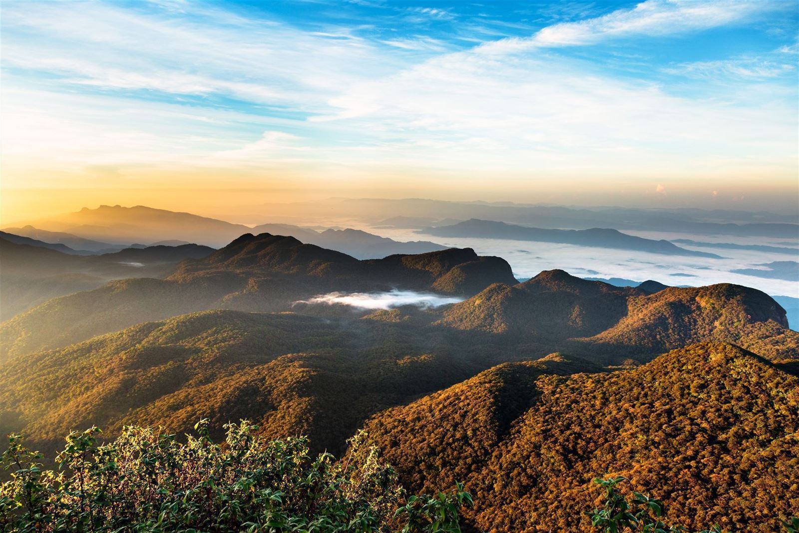 Adam's peak mit Sonnenstrahlen